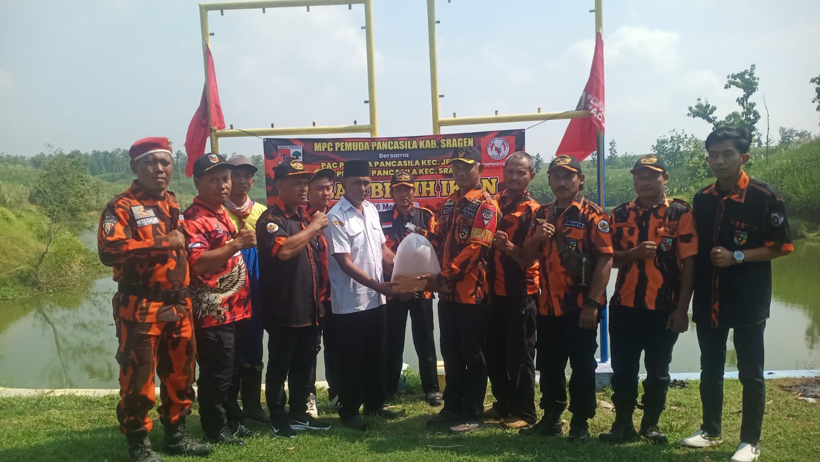 Pemuda Pancasila Sragen Tebar Ribuan Benih Ikan di Waduk Bago, Rawat Alam untuk Masa Depan Warga